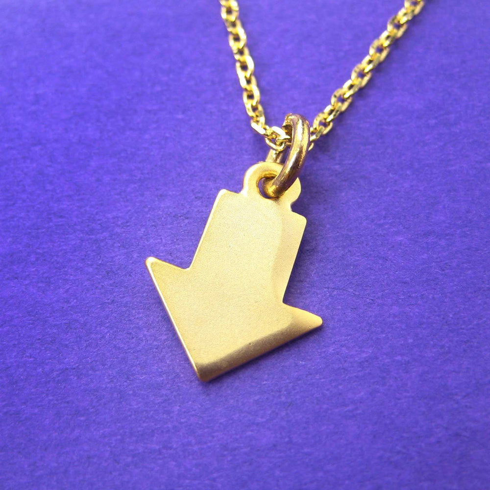Simple Arrow Shaped Charm Pendant Necklace in Gold | DOTOLY | DOTOLY