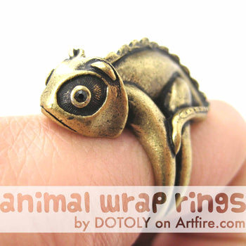 3D Adjustable Iguana Chameleon Animal Wrap Around Hug Ring in Brass | DOTOLY