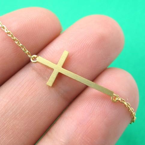 simple-cross-shaped-bar-bracelet-in-gold