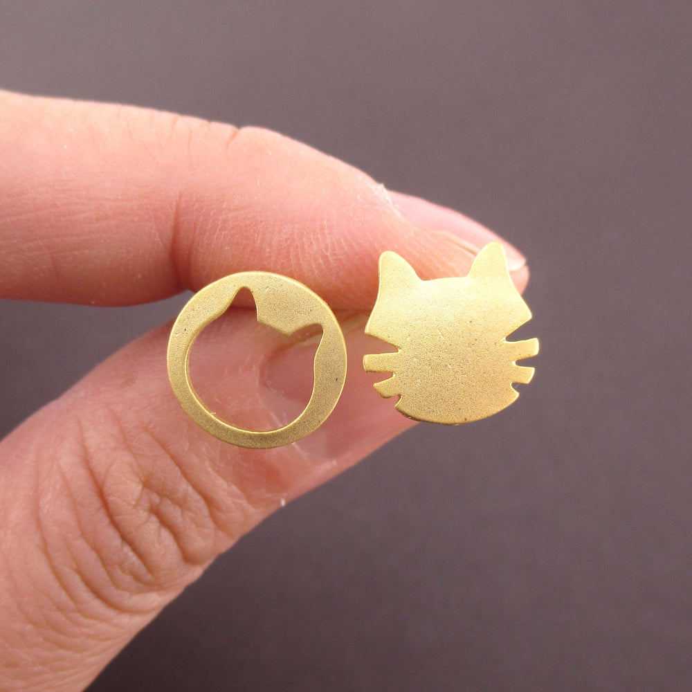 Round Kitty Cat Face Shaped Pet Themed Stud Earrings in Gold